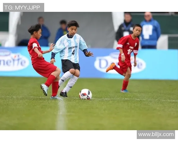 锅盖头足球明星的传奇人生与场上风采揭秘 锅盖头足球明星的传奇人生与场上风采揭秘