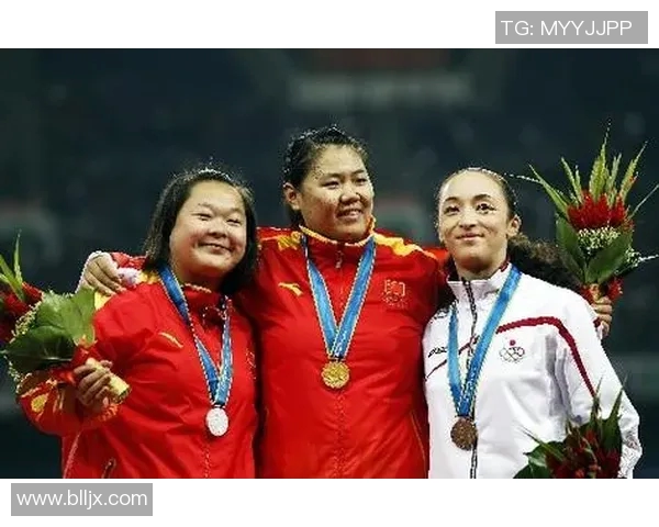 女子与足球明星亲密合影展现青春活力与偶像魅力的瞬间