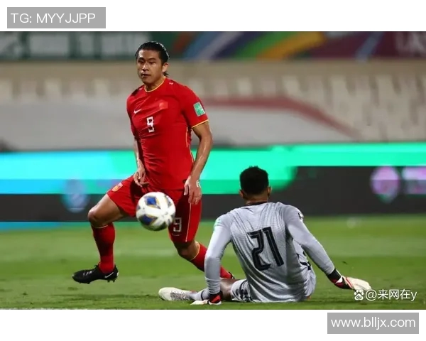 足球明星在比赛中被热情粉丝感动泪洒赛场展现真情瞬间