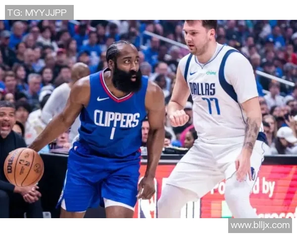 勇士与快船激战四月十六日NBA季后赛精彩对决引发球迷热议 勇士与快船激战四月十六日NBA季后赛精彩对决引发球迷热议